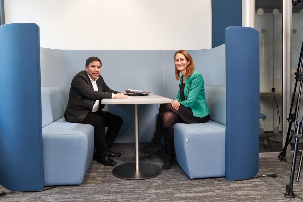 Ray Bolano und Natalie Morris sitzen in einer Sitzecke