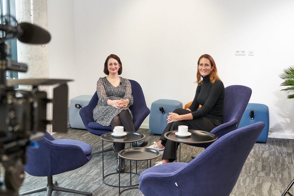 Katharina Martin-Rollmann und Natalie Morris auf Stühlen in einer Sitzecke