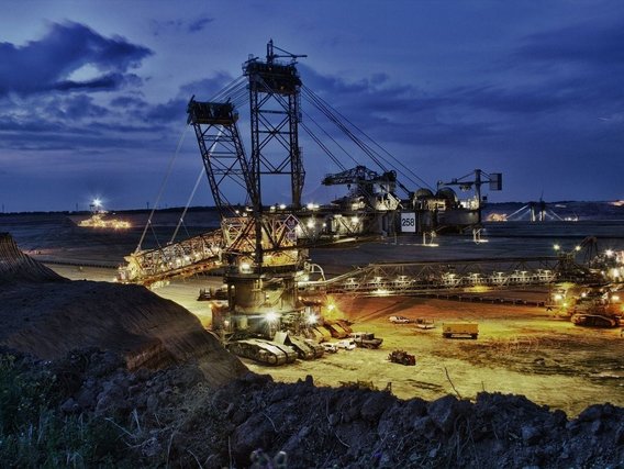 Maquinário de mineração a céu aberto à noite Maquinário de mineração a céu aberto à noite