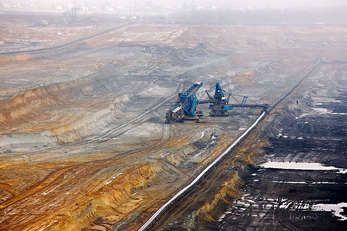 The smooth interaction of large-scale mining equipment and conveyor belt systems requires far-sighted thinking