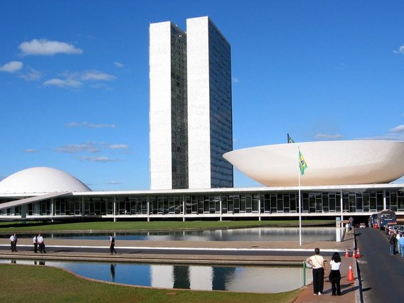 Congresso do brasil O Congresso brasileiro em um dia ensolarado.