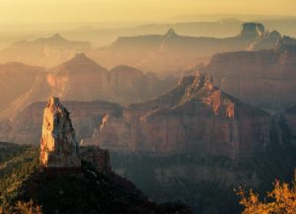 Formações rochosas no Grand Canyon The formation of the Grand Canyon as we see it today is the result of a combination of several distinct geological events spanning a vast period of time (billions of years!).