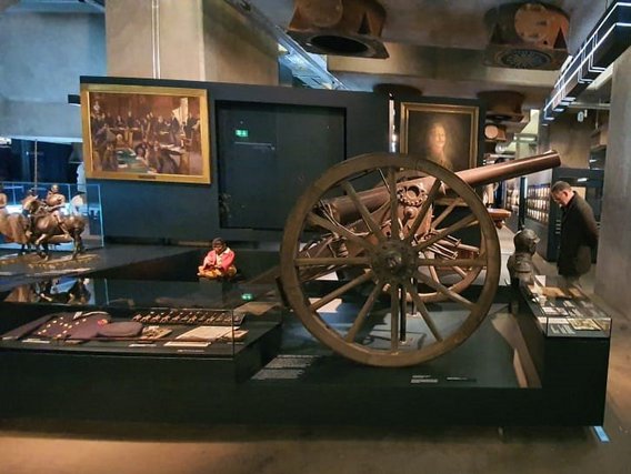Peças de arqueologia em exposição no Museu do Ruhr Um canhão, uma pintura e uma figura equestre podem ser reconhecidos. Outras exposições podem ser encontradas em vitrines.