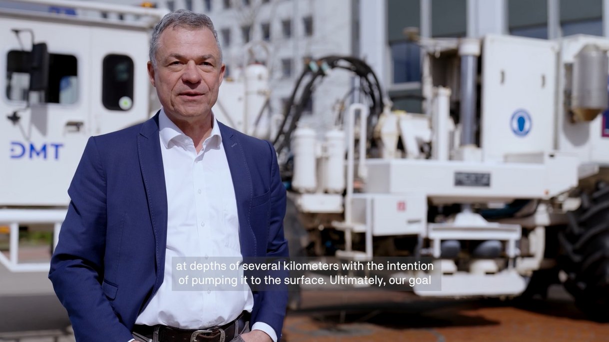 Dr. Boris Dombrowski vor einem Vibrotruck