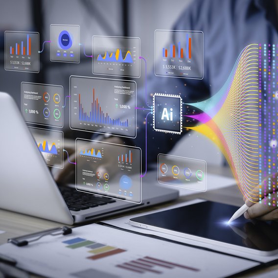 Software und digitale Arbeitsabläufe in der Lagerstättenexploration Symbolbild zum Thema Software und digitale Arbeitsabläufe in der Lagerstättenexploration: Mann am Schreibtisch bearbeitet einen Laptop und ein Touchpad, digitale Symbole und Datenkolonnen sind in das Bild digital integriert und zeigen digitale Symbole.