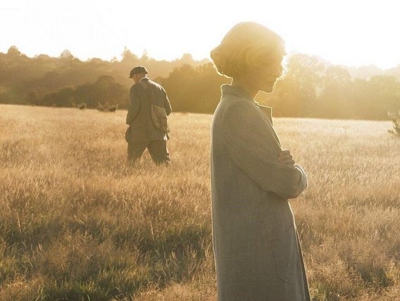 Pôster do filme de The Dig Os personagens principais de The Dig estão em um prado