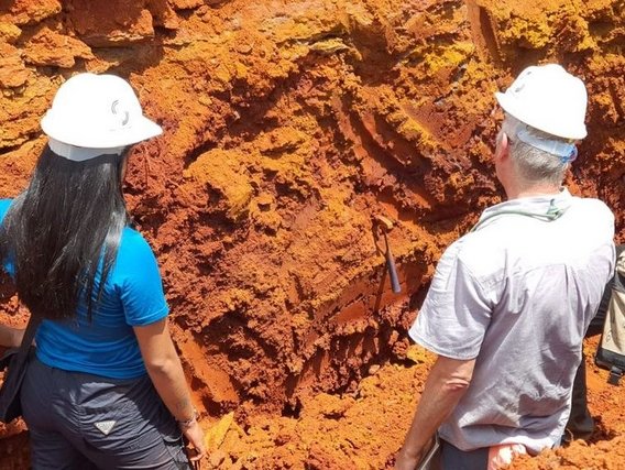 Pessoas na mineração a céu aberto Pessoas em pé em um pequeno buraco no chão