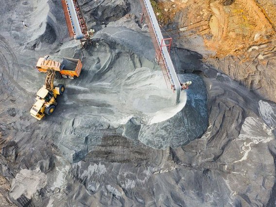 Mineração a céu aberto Mina a céu aberto fotografada de cima.