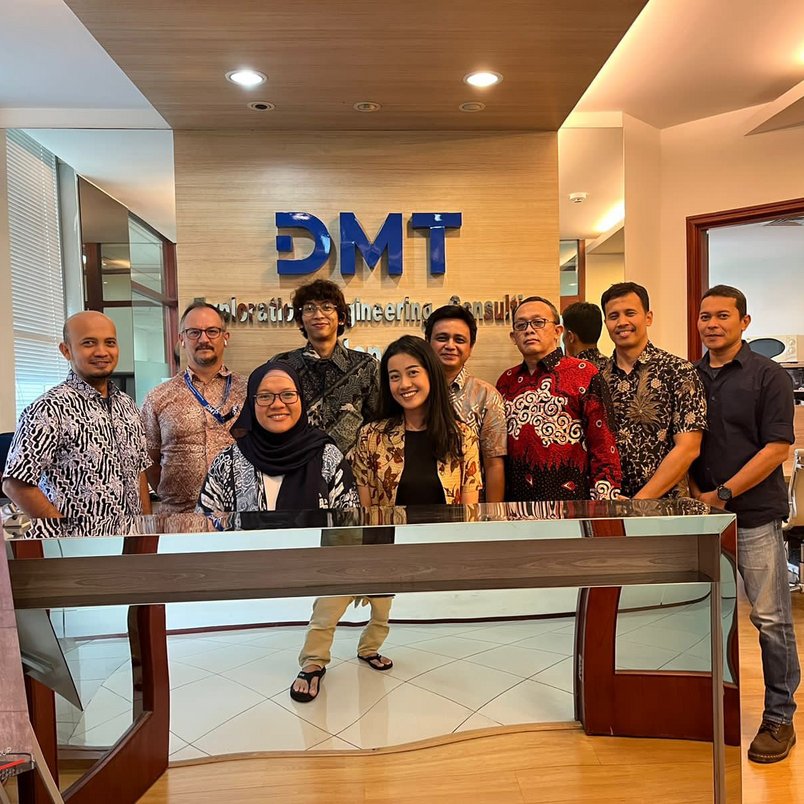 Team von DMT Indonesien Foto vom Team DMT Indonesien im Foyer des Büros in Jakarta