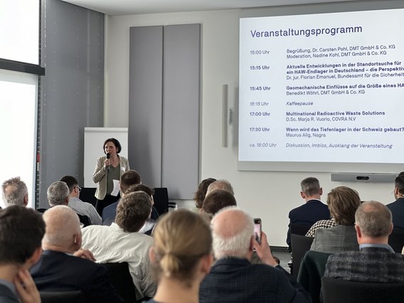Fachgespräch Endlagerbergbau Sprecherin hält eine Präsentation beim Fachgespräch Endlagerbergbau 2026