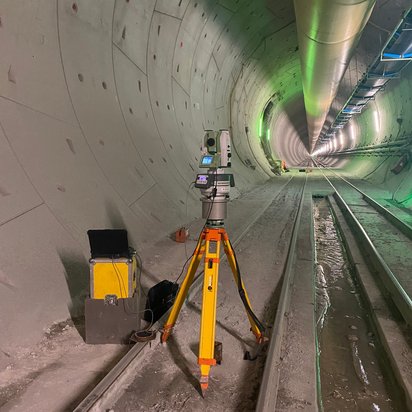Tunnelvermessung mit dem DMT-Gyromat Tunnelvermessung mit dem DMT-Gyromat. Das Gerät steht auf einem Dreifuß in einem Tunnel.