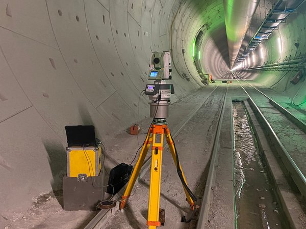 Tunnelvermessung mit dem DMT-Gyromat. Das Gerät steht auf einem Dreifuß in einem Tunnel.