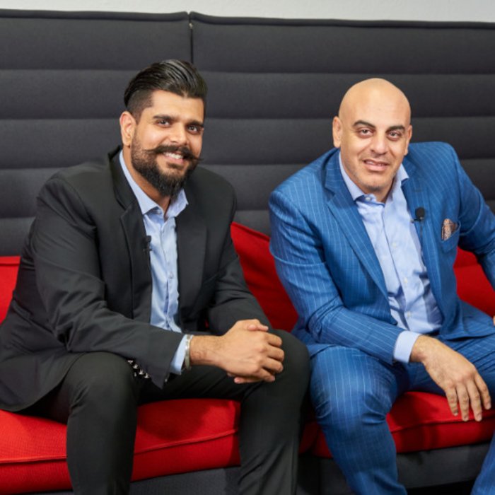 Foto von Hazem Hanafy & Shobin Arora von DMT Middle East auf einem roten Sofa