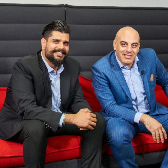 Foto von Hazem Hanafy & Shobin Arora von DMT Middle East auf einem roten Sofa