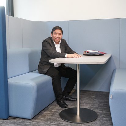 Ray Bolano Ray Bolano sitzt in einer Sitzecke an einem Tisch