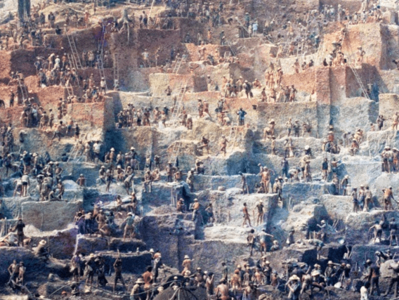 Serra Pelada — A Lenda da Montanha de Ouro Foto de mineiros nas encostas da mina