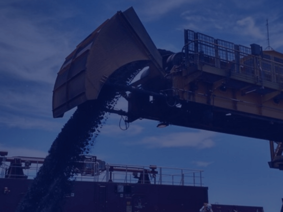 Maquinário de mineração de superfície Máquinas de mineração a céu aberto cospem pedras