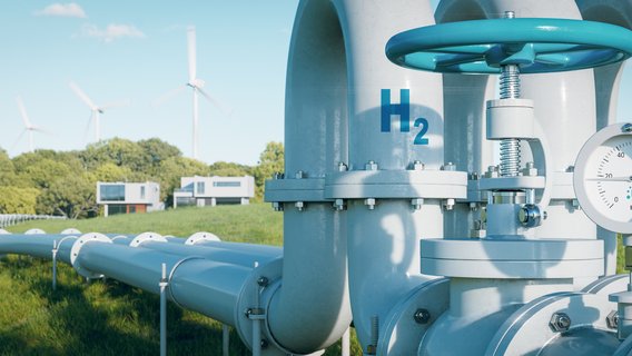 Wasserstoffpipeline Große, silberne Pipeline mit einem Ventil und einem Druckmesser im Vordergrund.