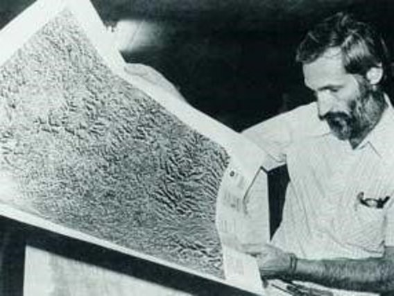 Joaquim Eduardo Witgen Barbosa Joaquim Eduardo Witgen Barbosa analisando uma carta obtida pelo projeto Radam – Brasil. Fonte: http://www3.inpe.br/50anos/linha_tempo/67.html