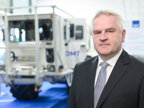 Dr. Maik Tiedemann Dr. Maik Tiedemann, CEO DMT GmbH & Co. KG und CEO der TUEV NORD GROUP Business Unit Energy & Resources