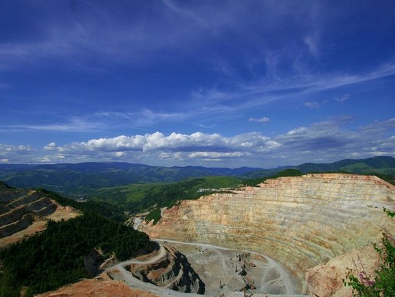 Mineração a céu aberto Mina a céu aberto com colinas arborizadas
