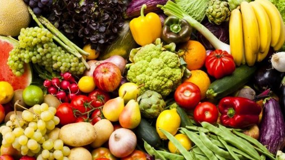 Obst und Gemüse Verschiedenes Obst und Gemüse, z. B. Äpfel, Tomaten, Kartoffeln, Paprika, Kohl, Trauben liegen durcheinander