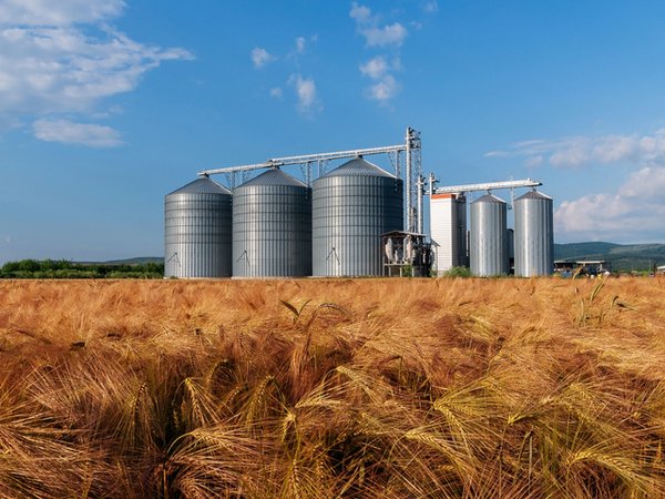 Sonderbrandbekämpfung für Silos Gerstenfeld mit Getreidesilos