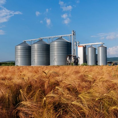Sonderbrandbekämpfung für Silos Gerstenfeld mit Getreidesilos