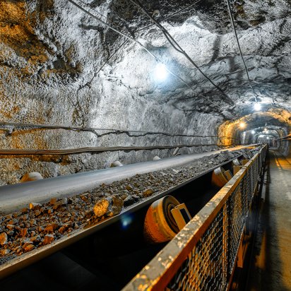 Förderanlage in einem unterirdischen Bergwerksstollen