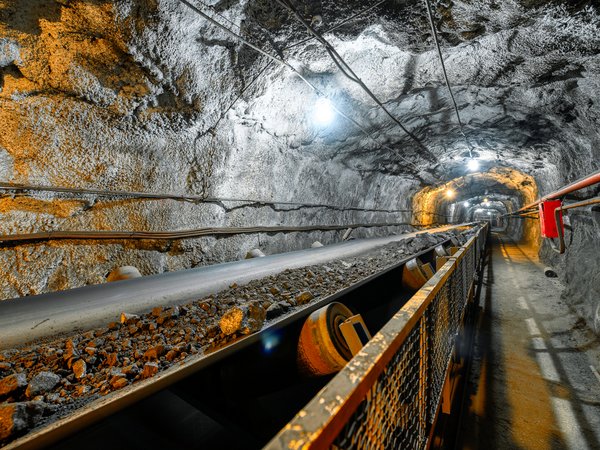 Förderanlage in einem unterirdischen Bergwerksstollen