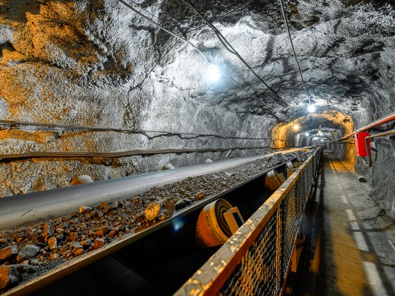Förderanlage in einem unterirdischen Bergwerksstollen Förderanlage in einem unterirdischen Bergwerksstollen
