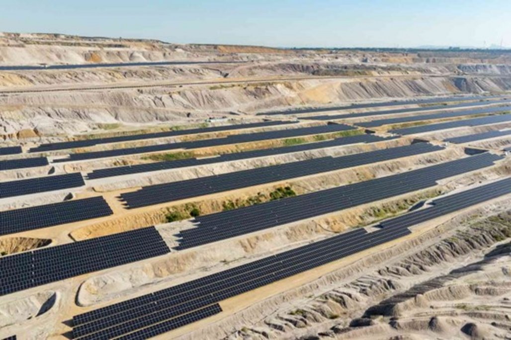 usina solar Em uma mina a céu aberto abandonada, painéis solares foram instalados em fileiras.