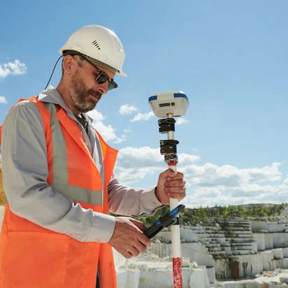 Ein Vermessungsingenieur bei der Arbeit an einer Rohstoffexploration