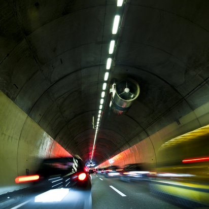 Straßentunnel mit Turbinenlüftung Straßentunnel mit Turbinenlüftung