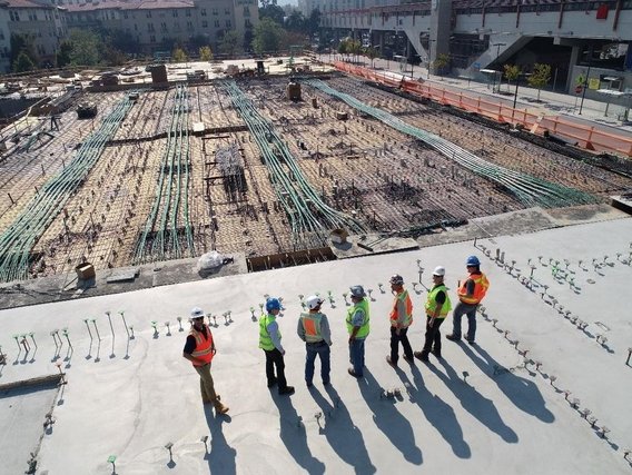 Trabalho de construção Um grupo de trabalhadores da construção civil em um canteiro de obras