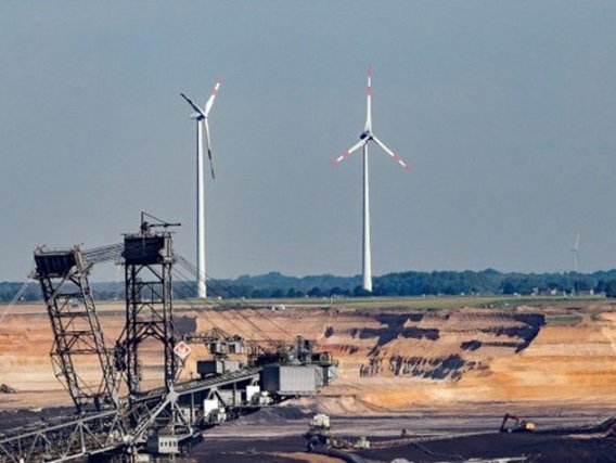 mineração a céu aberto Uma mina a céu aberto com duas turbinas eólicas ao fundo.