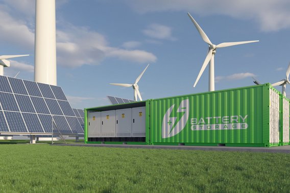 Energiespeicherung grünen Batteriespeicher in einem Container, der auf einer Wiese steht. Im Hintergrund sind mehrere große Solarmodule und Windkraftanlagen zu sehen.