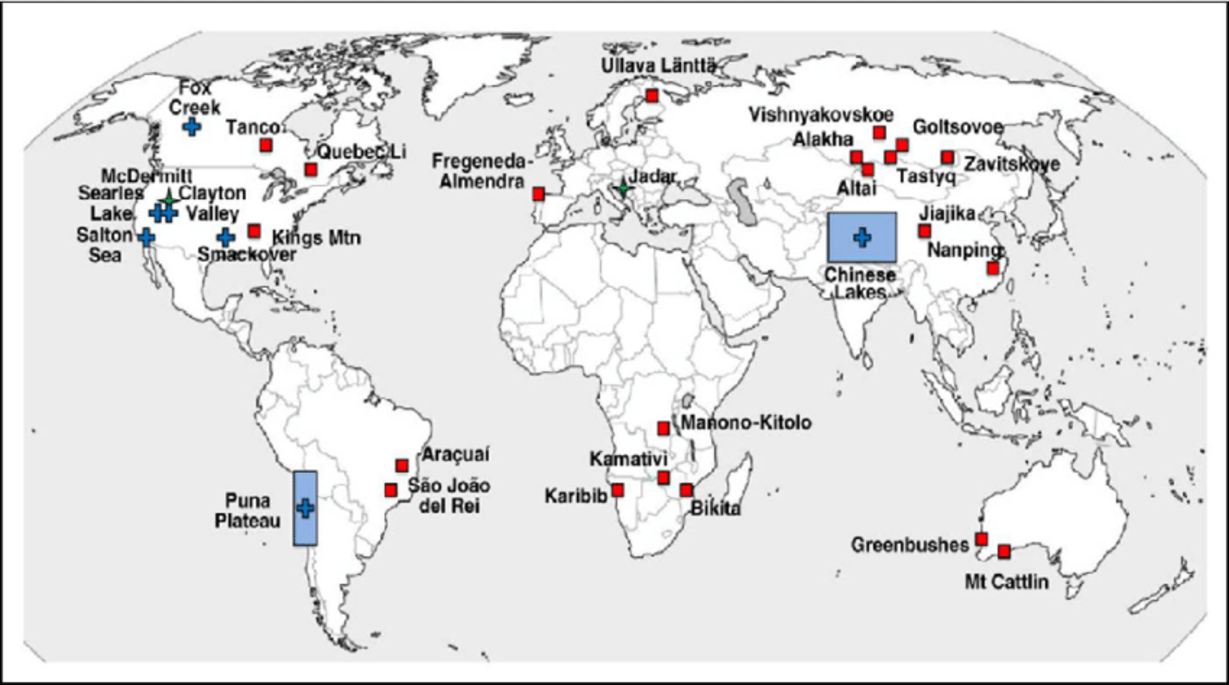 Localização dos principais depósitos de lítio em pegmatitos e salmouras no mundo Location of major global lithium deposits in pegmatites and brines. Source: Kesler et al. (2012). Shaded rectangles represent the distribution of salt flats in South America and China.