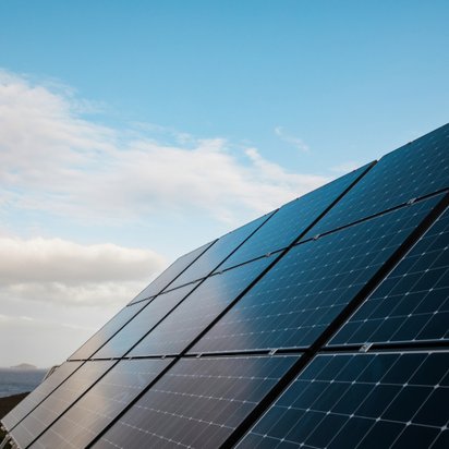 Freifläche Solaranlage Solarmodule unter blauem Himmel.