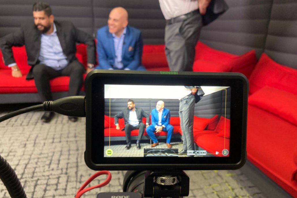 Hazem Hanafy und Shobin Arora auf einem Sofa