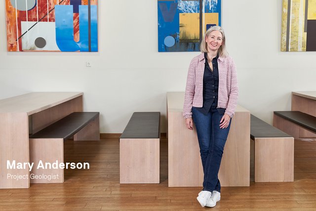 Mary Anderson beim Interview
