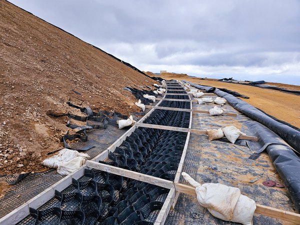 Installation von Geokunststoffen auf einer Mülldeponie