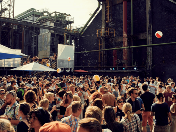 Festival de música eletrônica na Zeche Zollverein Multidão no local da mina de carvão