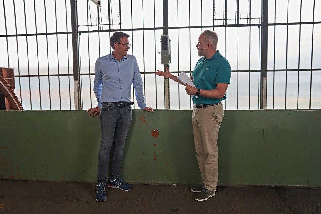 Ramon Rautenberg und Manuel Frinke in einer Industriehalle
