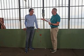 Ramon Rautenberg und Manuel Frinke in einer Industriehalle