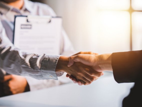 Zwei Personen besiegeln per Handschlag eine Vereinbarung Musterfoto zum Thema Jobbörse: Zwei Personen besiegeln per Handschlag eine Vereinbarung