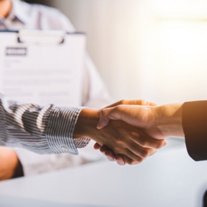 Musterfoto zum Thema Jobbörse: Zwei Personen besiegeln per Handschlag eine Vereinbarung