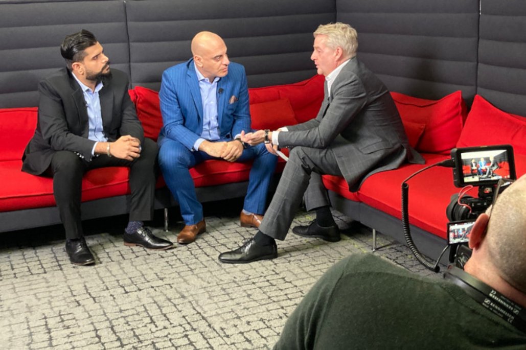 Hazem Hanafy, Shobin Arora und Knut Hirsch auf einem Sofa