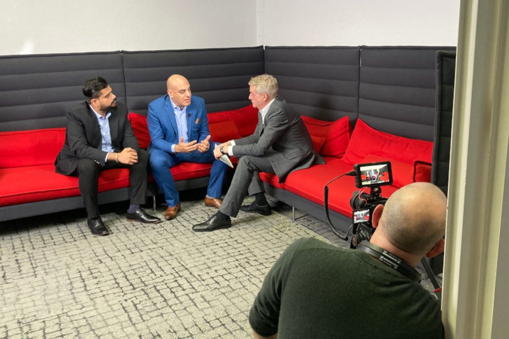 Hazem Hanafy, Shobin Arora und Knut Hirsch auf einem Sofa