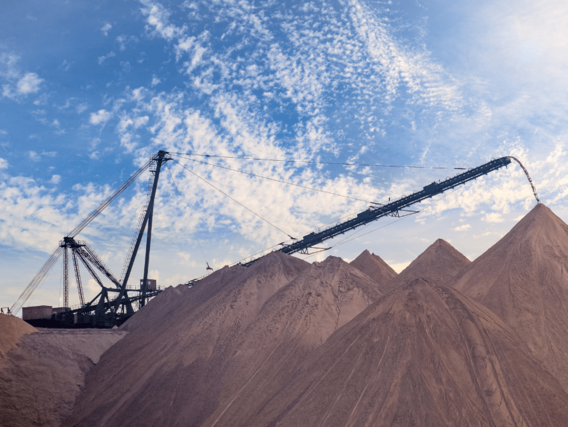 Mineração a céu aberto Maquinário de mineração a céu aberto e montanhas de terra